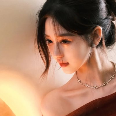 有秘密的她
